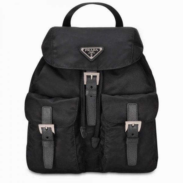 Black backpack yang dirancang oleh Miuccia Prada