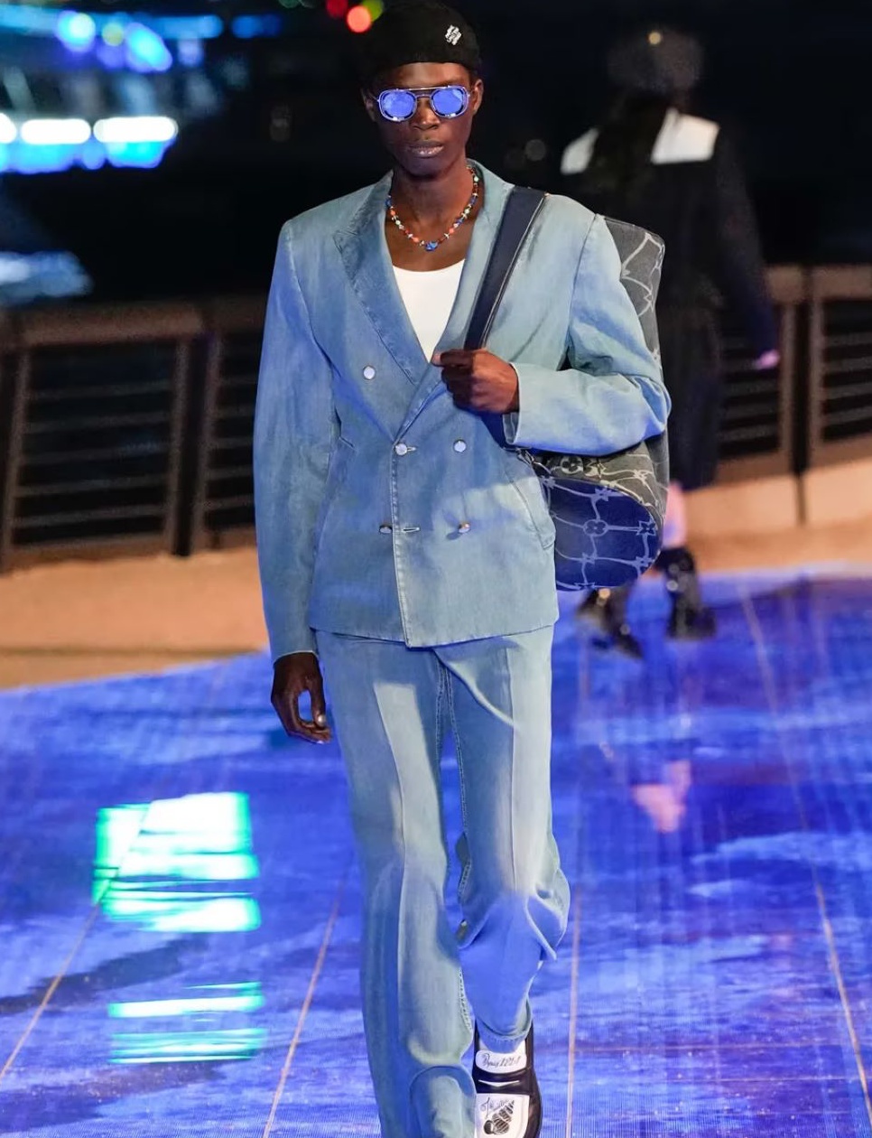 Dalam koleksi Pre-Fall 2024, Louis Vuitton menginjeksi sentuhan all-denim ke koleksi menswear