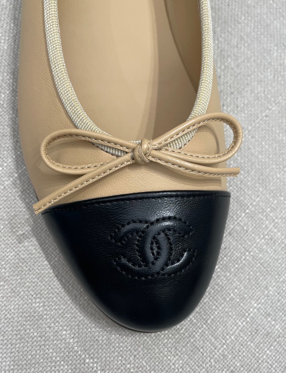 Tampilan toe cap, bow, dan juga collar depan Chanel Ballet Flats autentik.