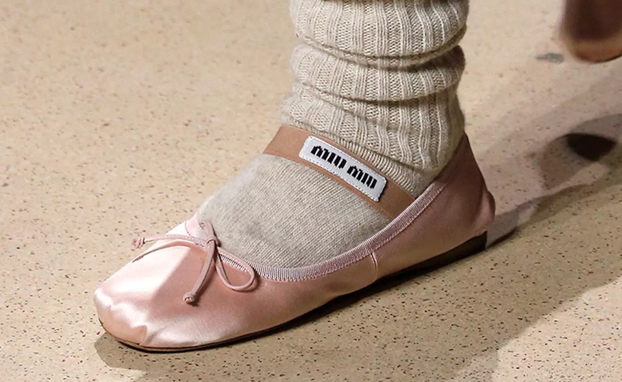 Miu Miu Ballet Flats, salah satu produk yang membuat coquettecore viral
