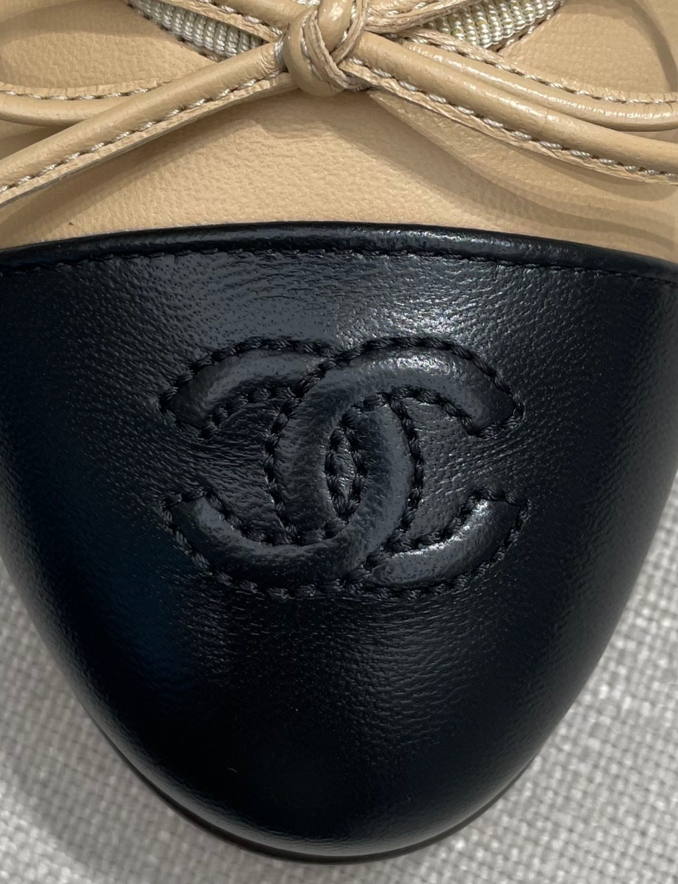 Logo “Double C” pada sepatu Chanel Ballet Flats autentik.