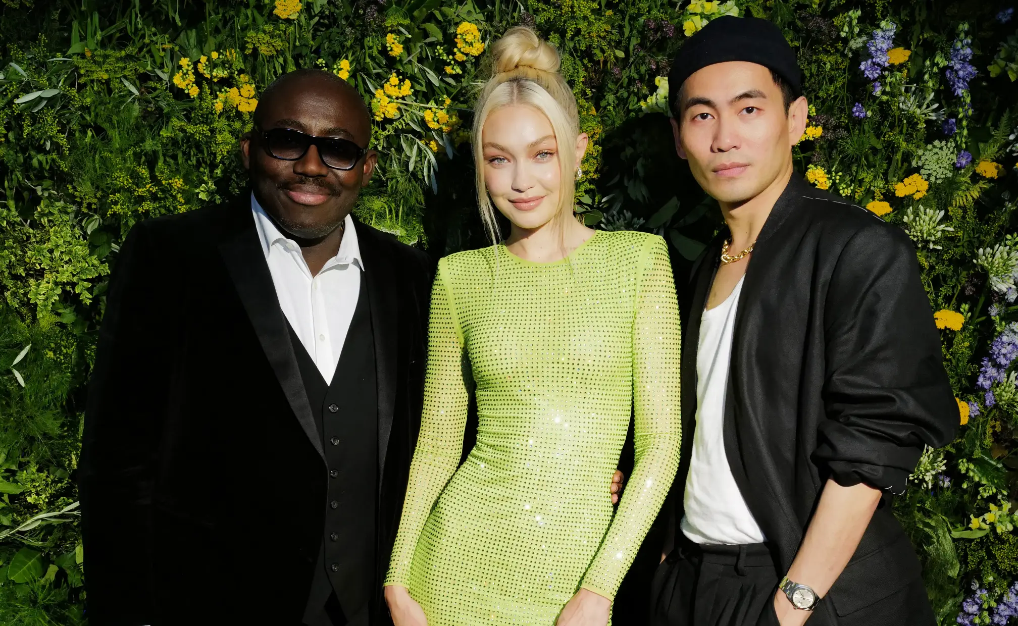 Han Chong (kanan) berfoto bersama mantan Editor-in-Chief Vogue British, Edward Enninful (kiri) dan Gigi Hadid