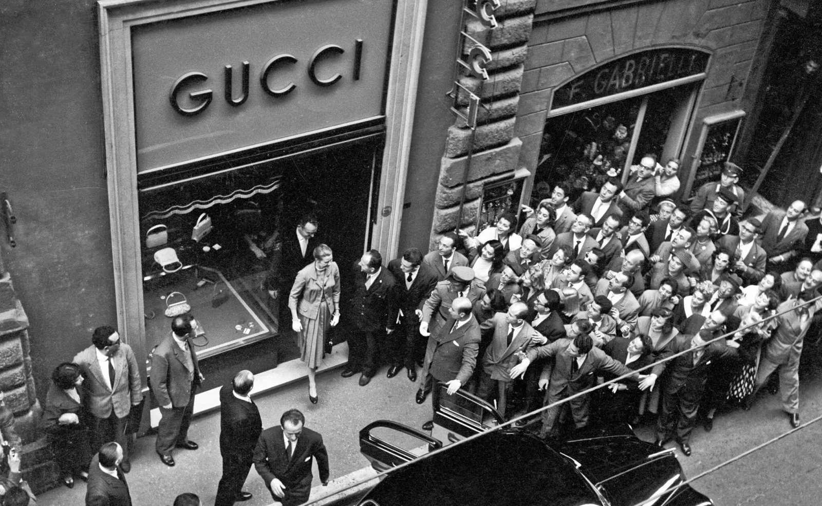 Grace Kelly dan Prince Rainer of Monaco keluar dari butik Gucci di Roma pada tahun 1959