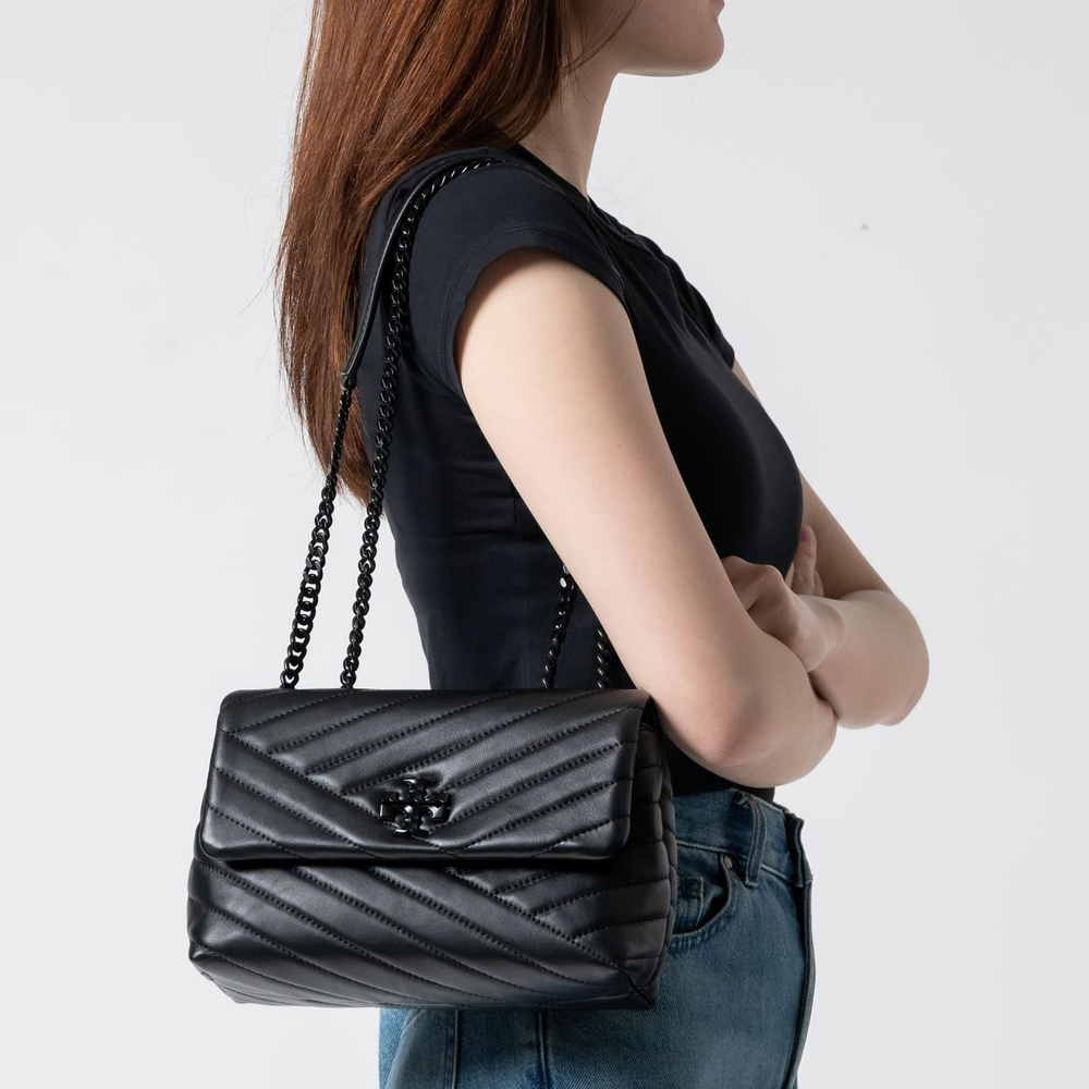 Kira Chevron menjadi salah satu desain tas wanita klasik terpopuler dari Tory Burch