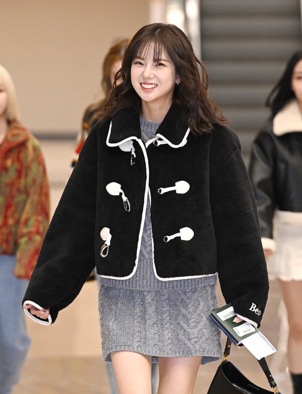 Choi Yujin dari Kep1er yang memakai koleksi Bébé (Noirnine) dalam airport fashion-nya