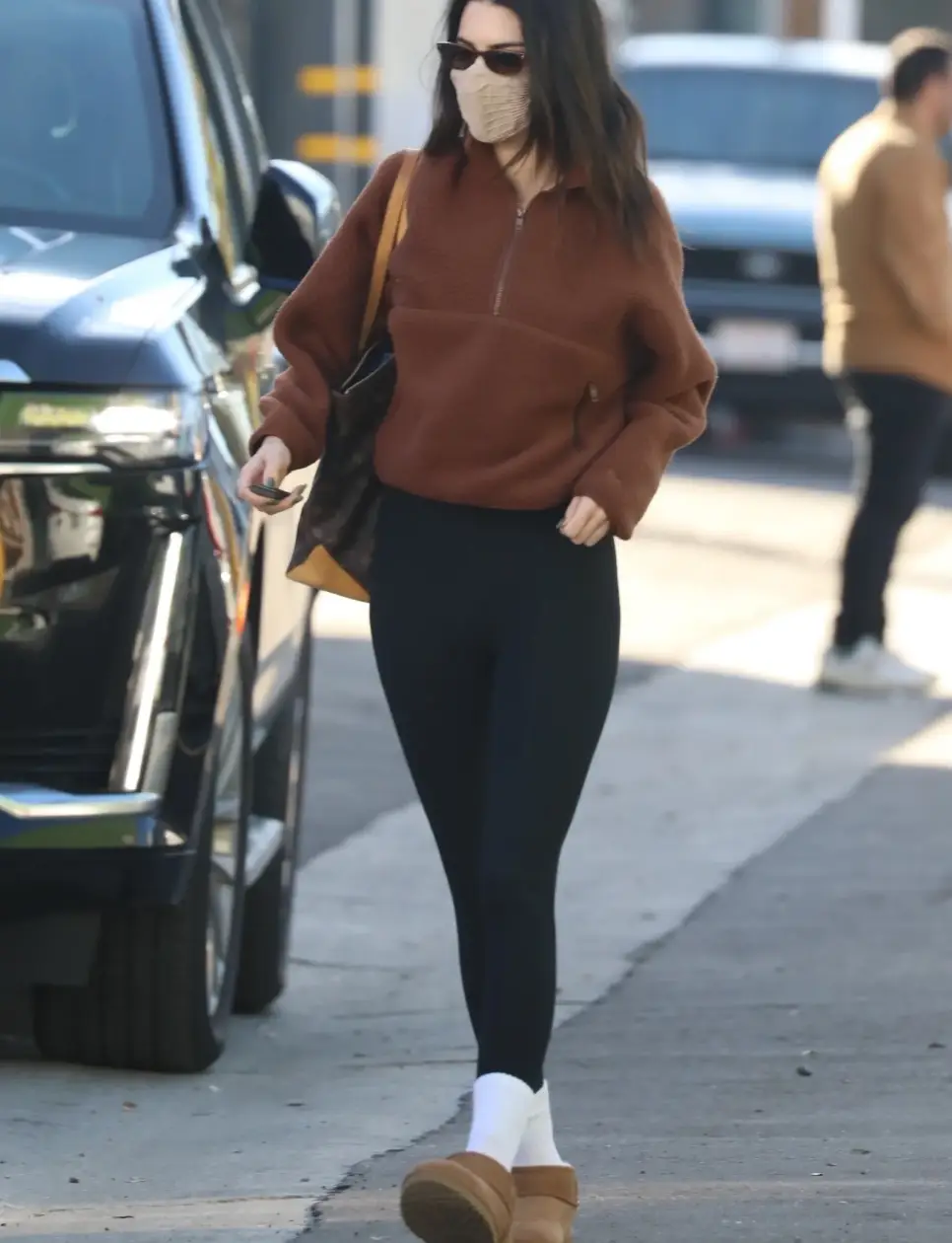 Tampilan effortless Kendall Jenner dengan sepatu Uggs
