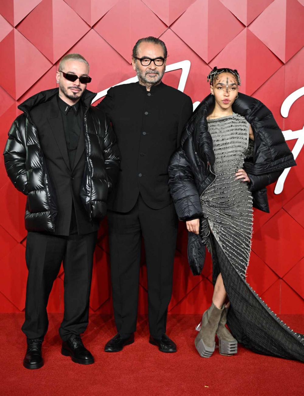 CEO Moncler Remo Ruffini (tengah) bersama J Balvin (kanan) dan FKA Twigs di British Fashion Awards 2022