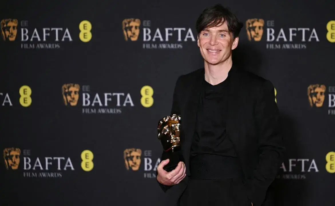 Cillian Murphy membawa pulang penghargaan Leading Actor di BAFTA 2024