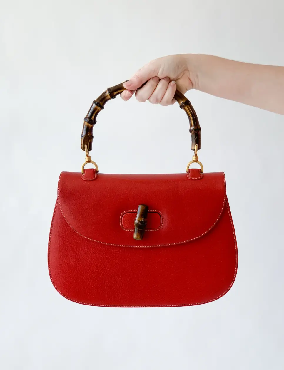 Desain tas wanita Gucci Bamboo yang dipopulerkan kembali oleh Dawn Mello