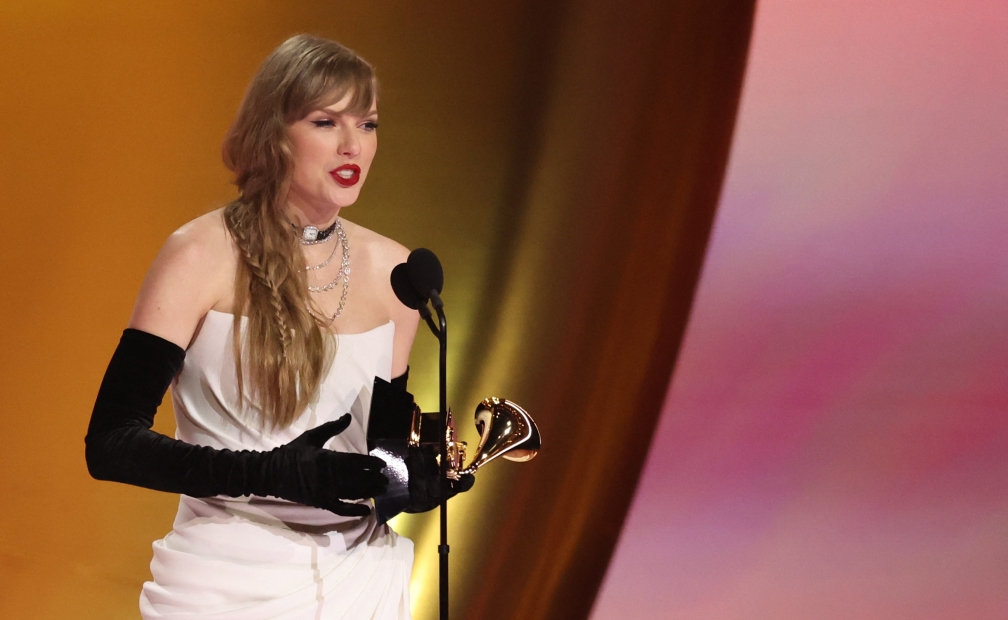 Taylor Swift menerima penghargaan Best Pop Vocal Album dalam Grammy Awards 2024