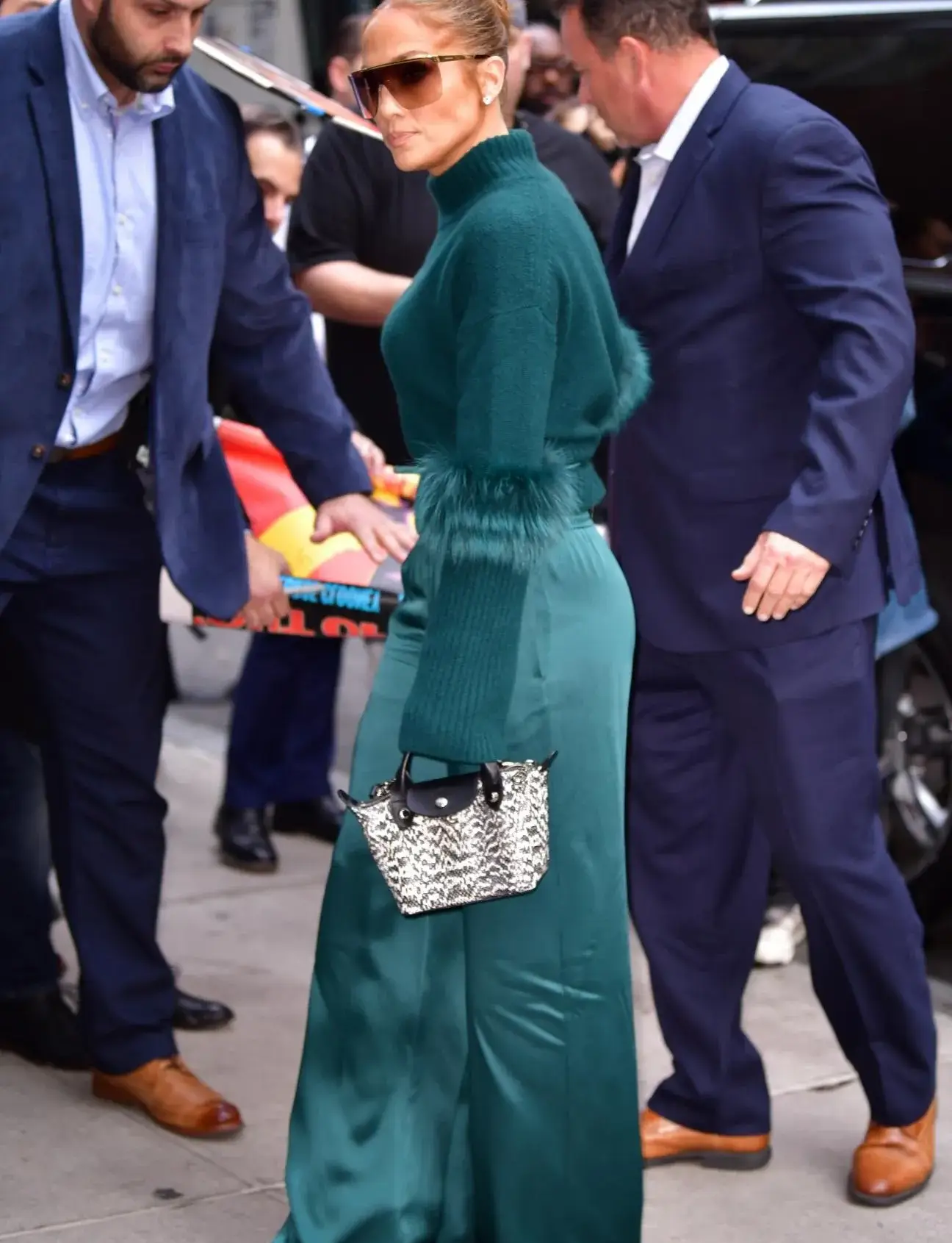 Jennifer Lopez tampil sempurna dengan tas Longchamp Le Pliage
