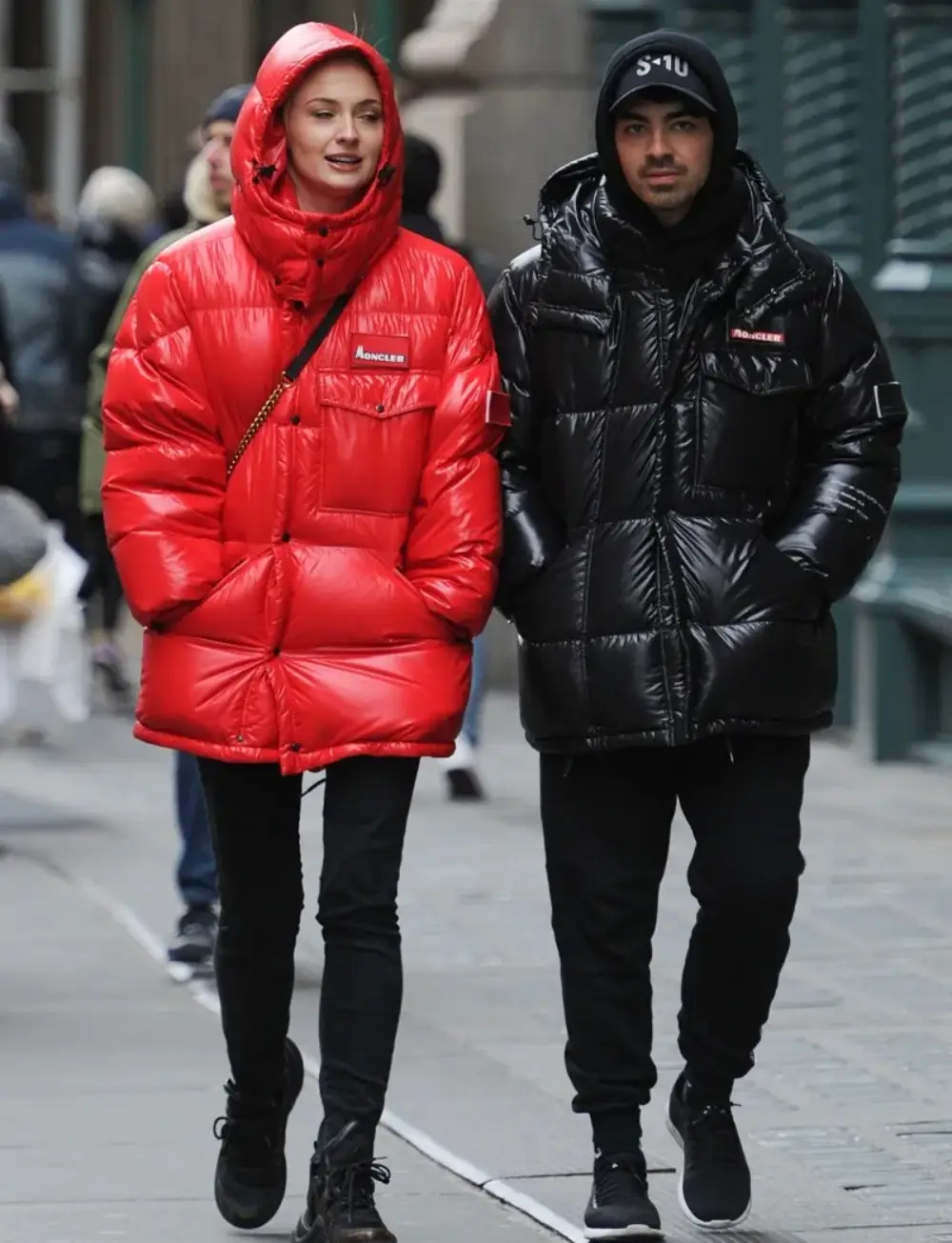 Sophie Turner dan Joe Jonas mengenakan Moncler