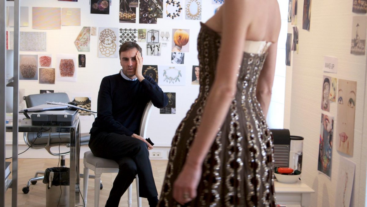 Raf Simons, Fashion Designer atau Kesatria Urban? Kuak Rahasianya Sekarang!