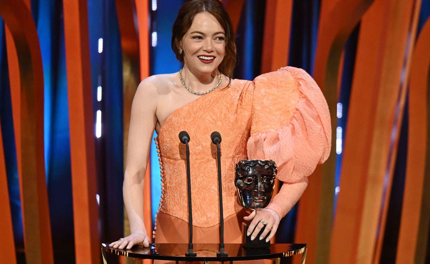 Emma Stone menerima penghargaan Leading Actress di BAFTA 2024