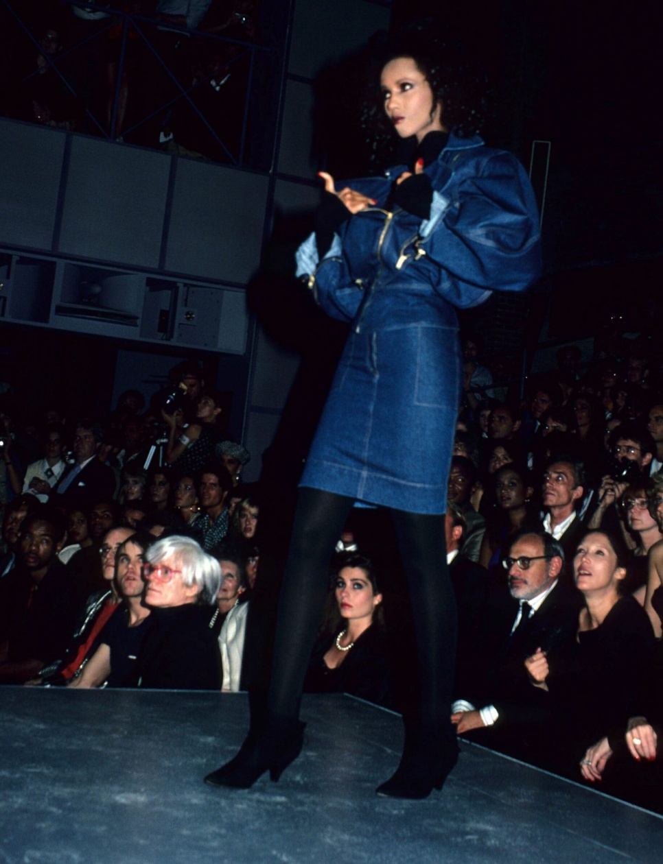 Potret acara runway Alaïa tahun 1985, turut dihadiri seniman legendaris Andy Warhol