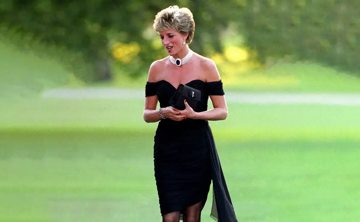 Princess Diana mengenakan little black dress, yang menjadi salah satu tampilan paling ikonis dirinya