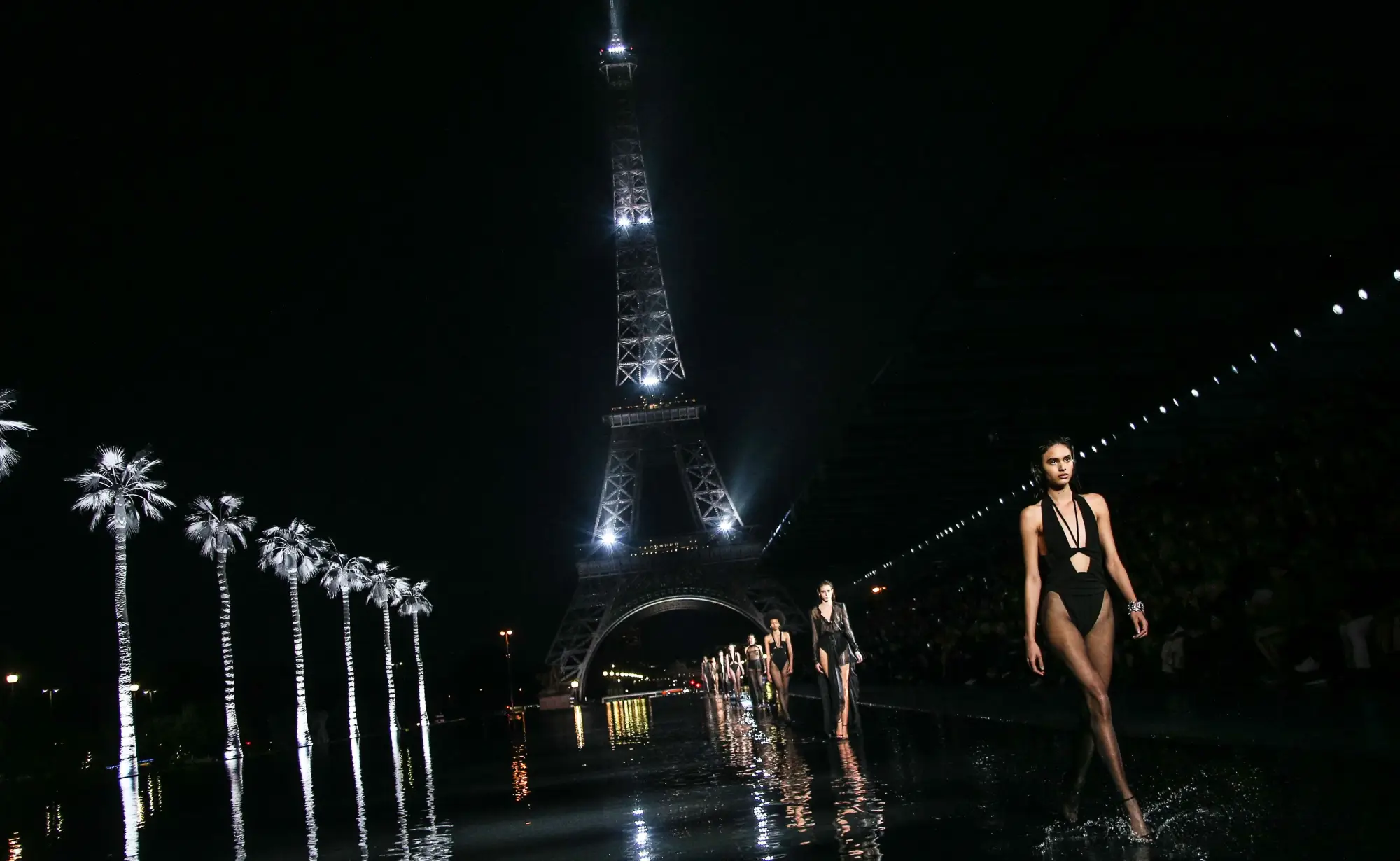 Lanskap keindahan malam di depan menara Eiffel, Paris menjadi background fashion show Saint Laurent Spring/Summer 2019