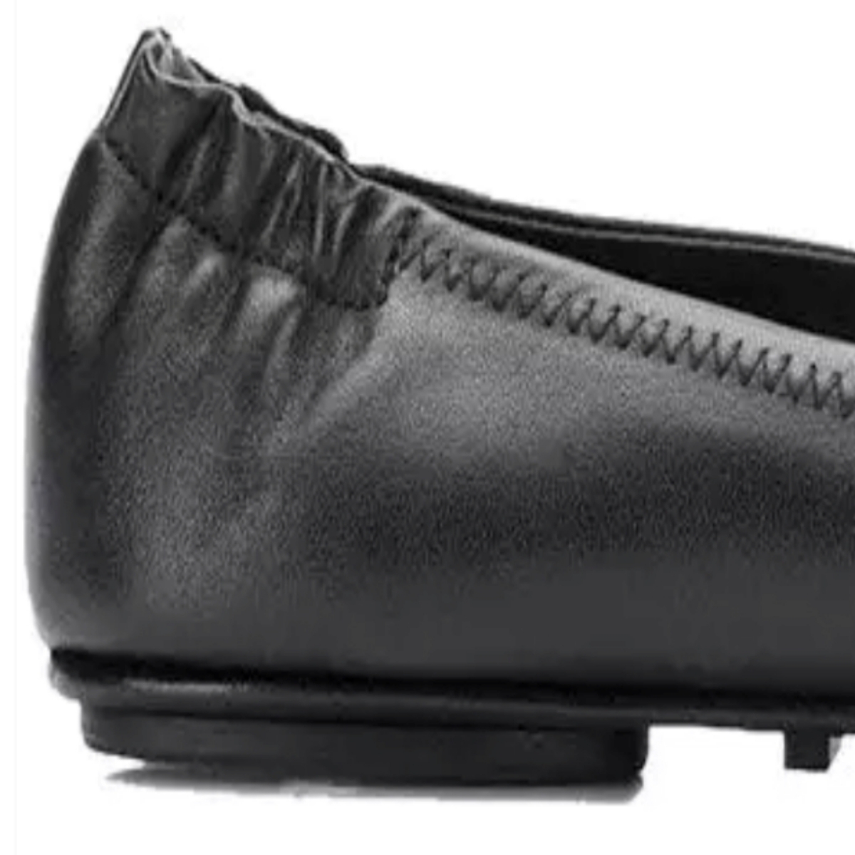 Nappa leather yang digunakan membuat Tory Burch flat shoes