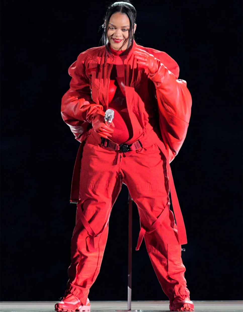 Rihanna mengenakan outfit Loewe saat pertunjukan Super Bowl 2023