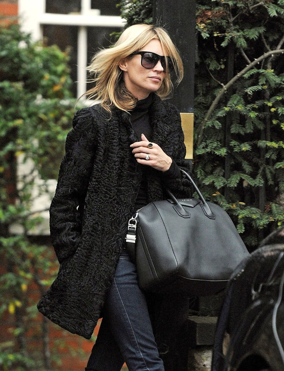 Kate Moss menggunakan tas Antigona dari Givenchy