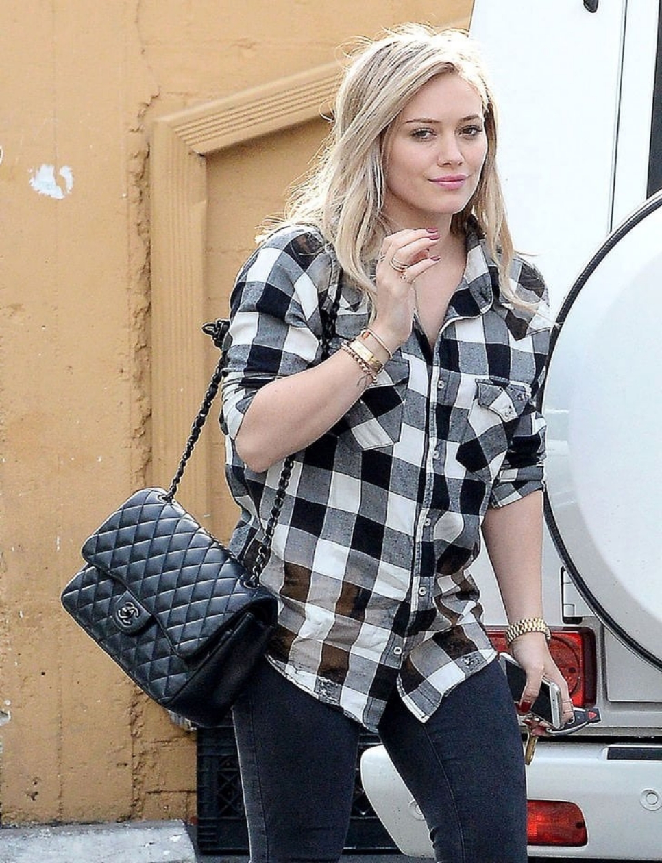 Hilary Duff menggunakan tas Chanel Flap yang timeless