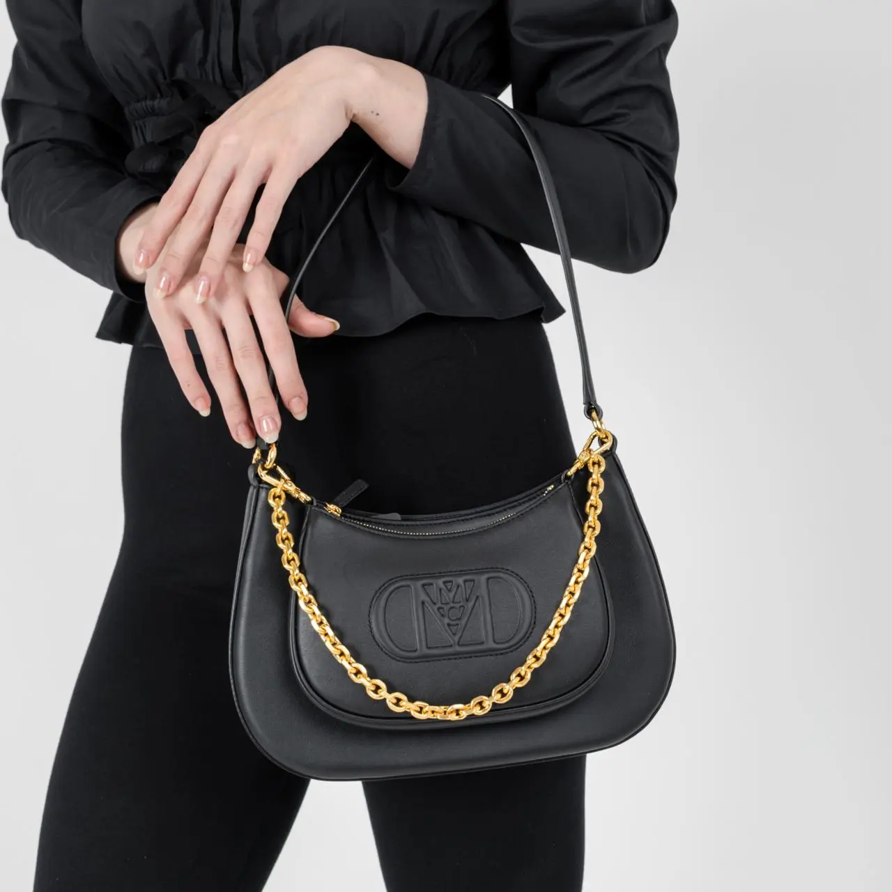 Medium Mode Travia Shoulder Bag in Spanish Nappa Leather Black Ghw