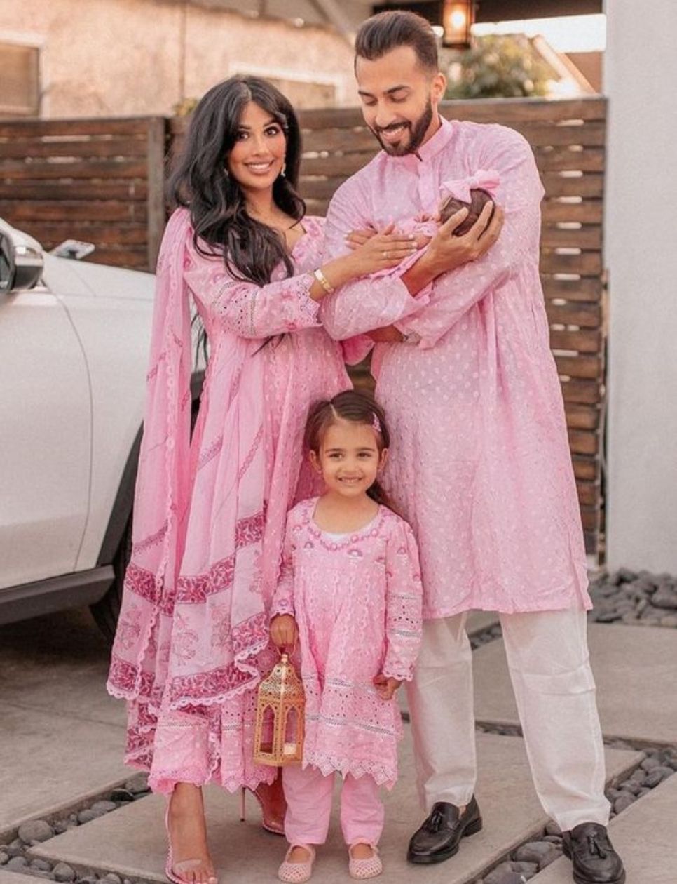 Tampil soft bersama pasangan saat lebaran dengan outfit warna pink
