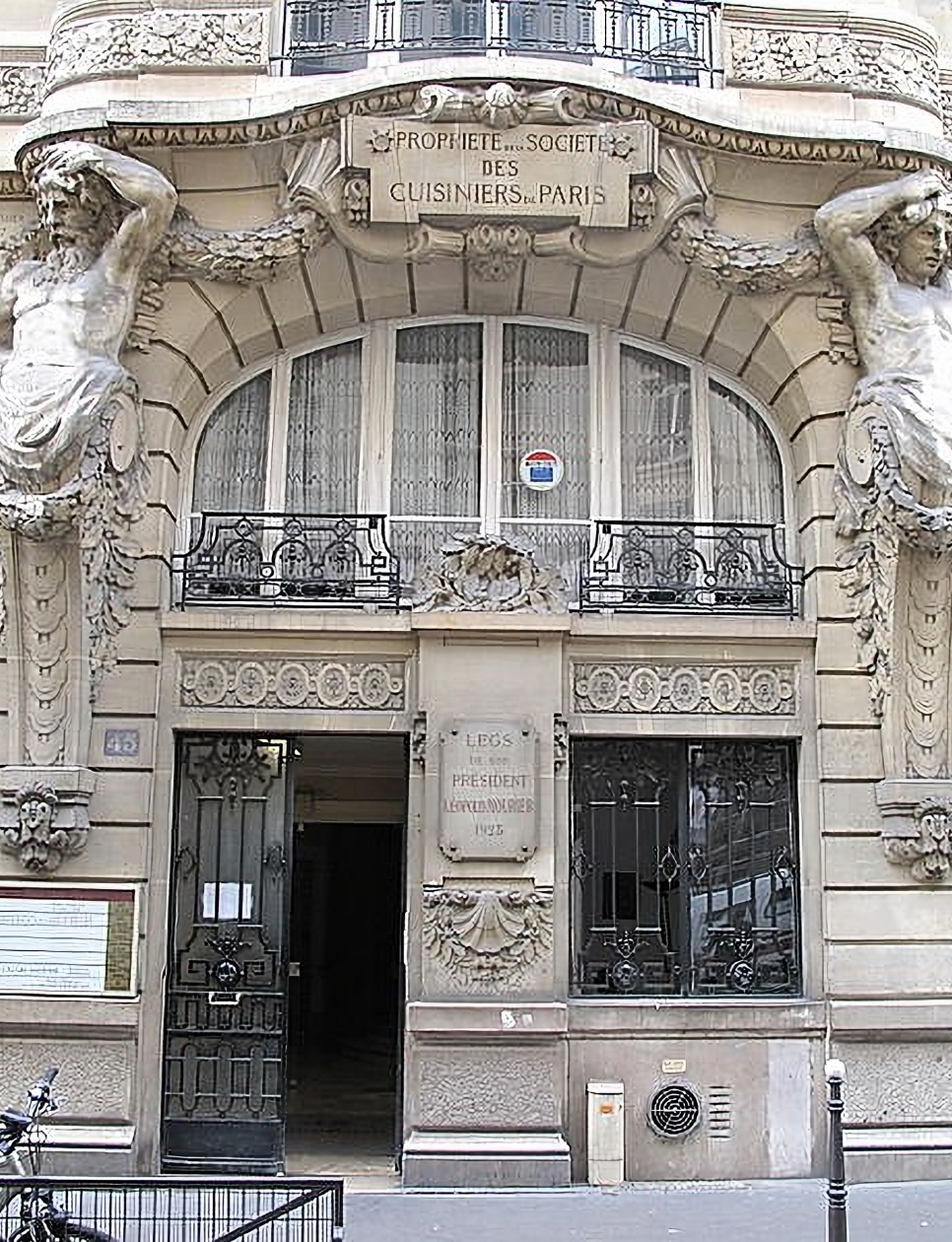 Gedung Chambre Syndicale de la Haute Couture di Paris