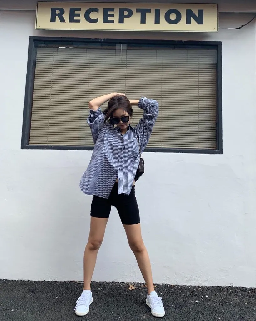 Tampilan dengan biker shorts dari Jennie Kim