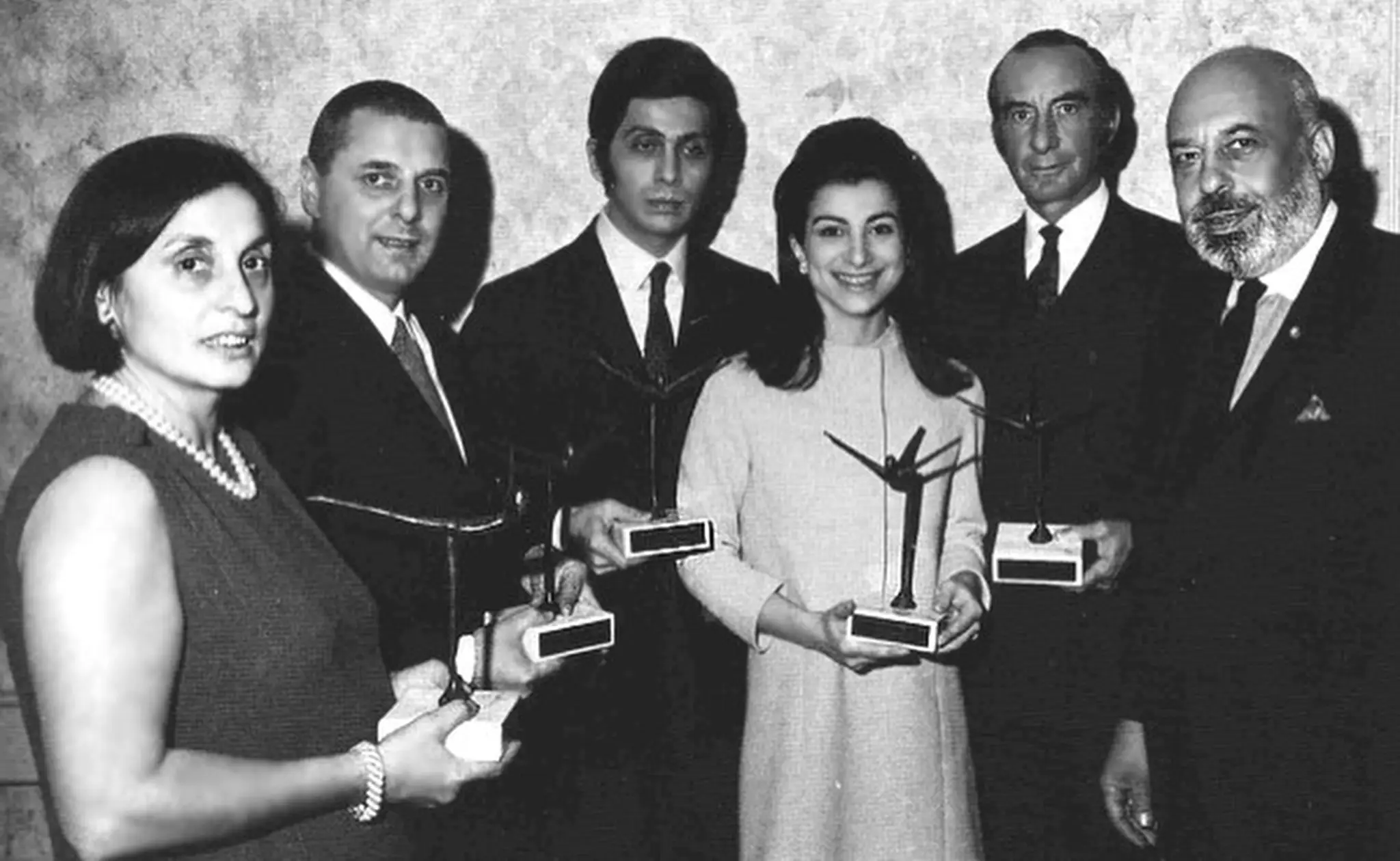 Valentino Garavani (tengah) menerima Neiman Marcus Awards
