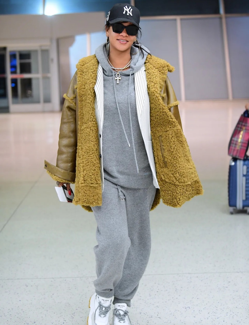 Tampilan Rihanna di airport