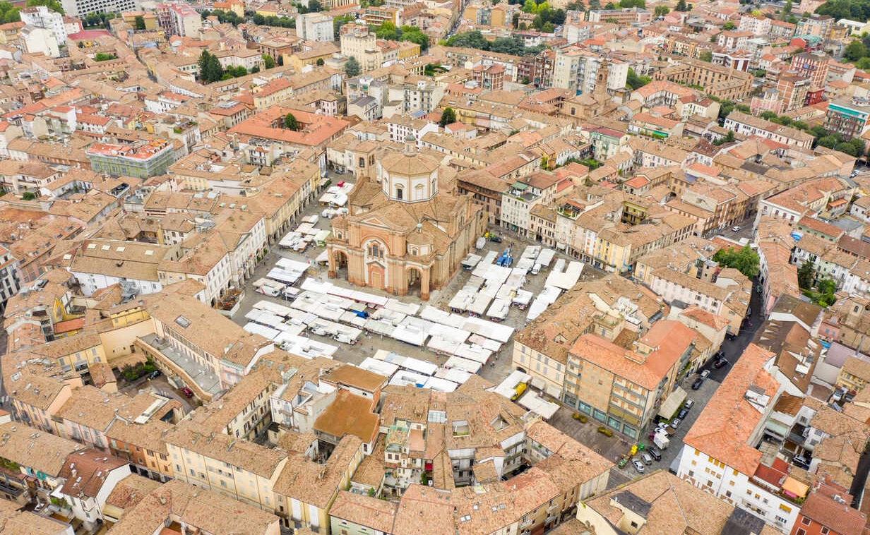 Potret aerial kota Voghera, Italia