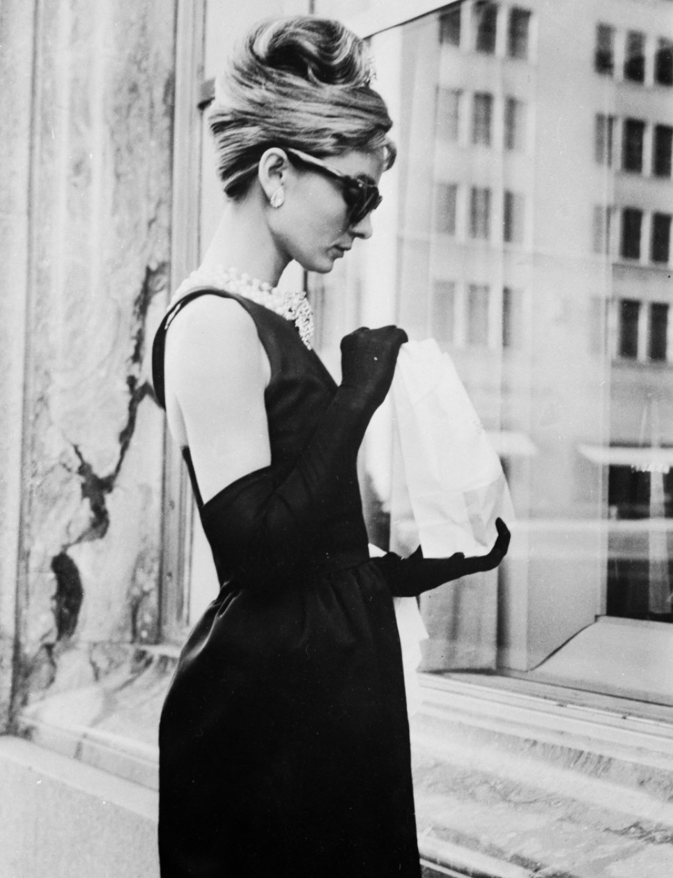 Tampilan Audrey Hepburn dengan gaun hitam rancangan Givenchy