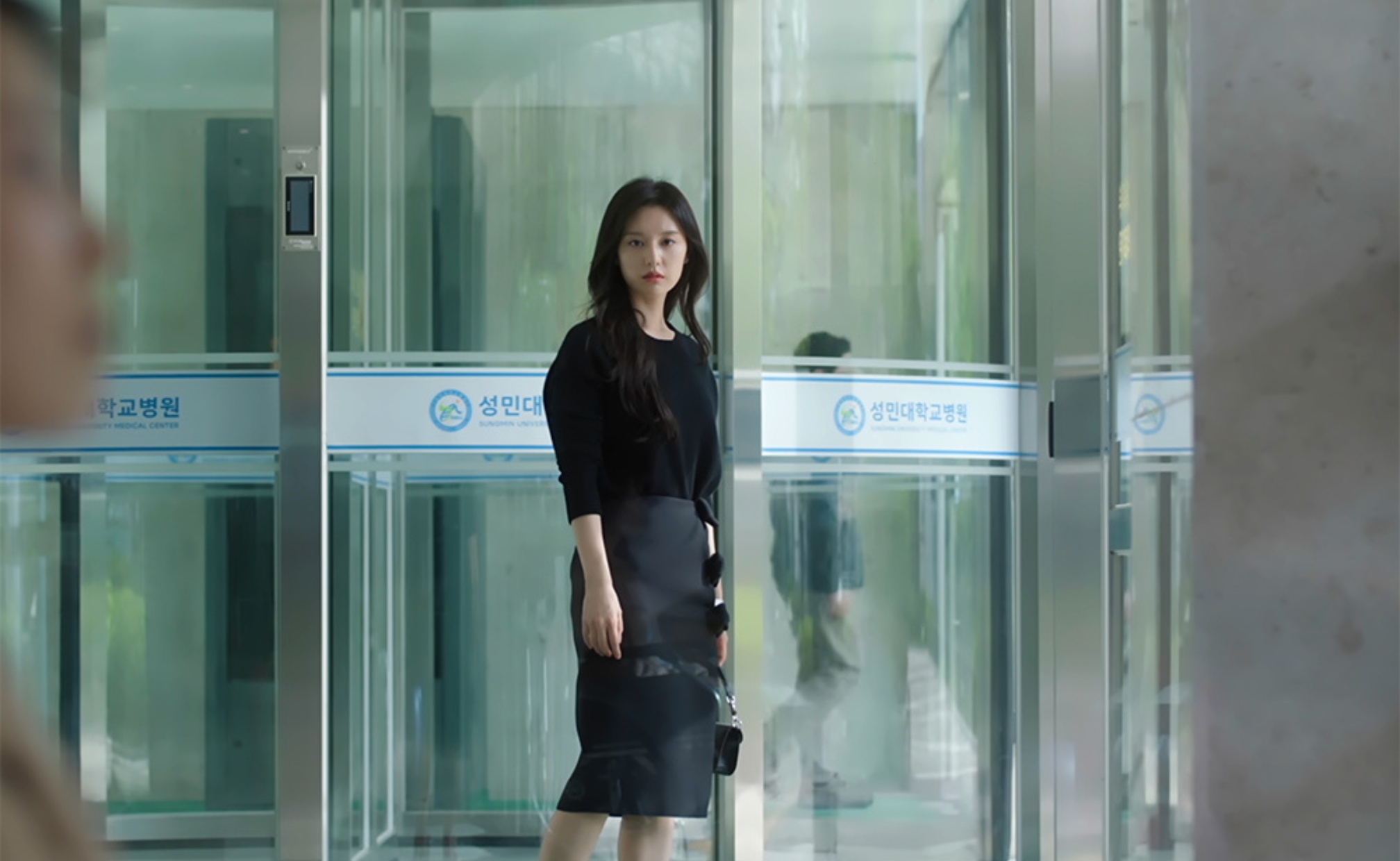 Menjabat sebagai CEO, Hong Hae In selalu tampak stylish dengan smart casual-nya