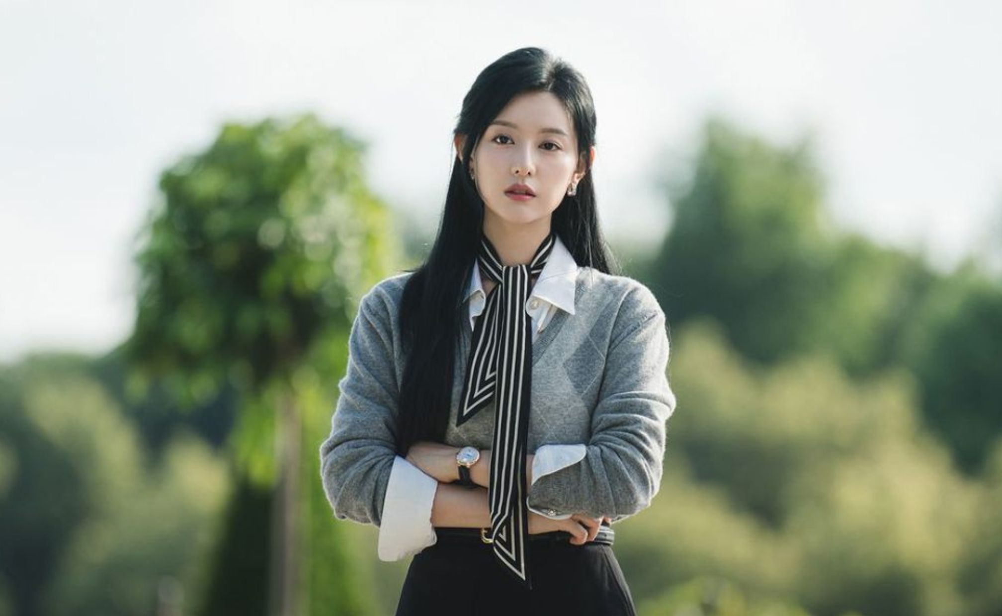 Cantik dan stylish, penampilan business casual dari Hong Hae In yang menawan
