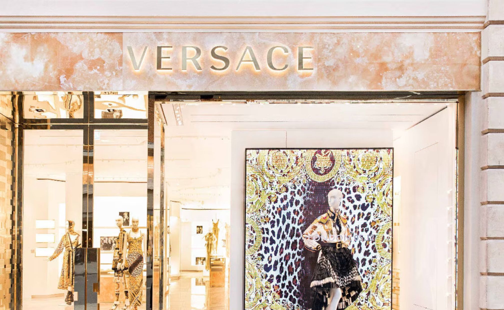 Butik Versace yang mewah dan elegan