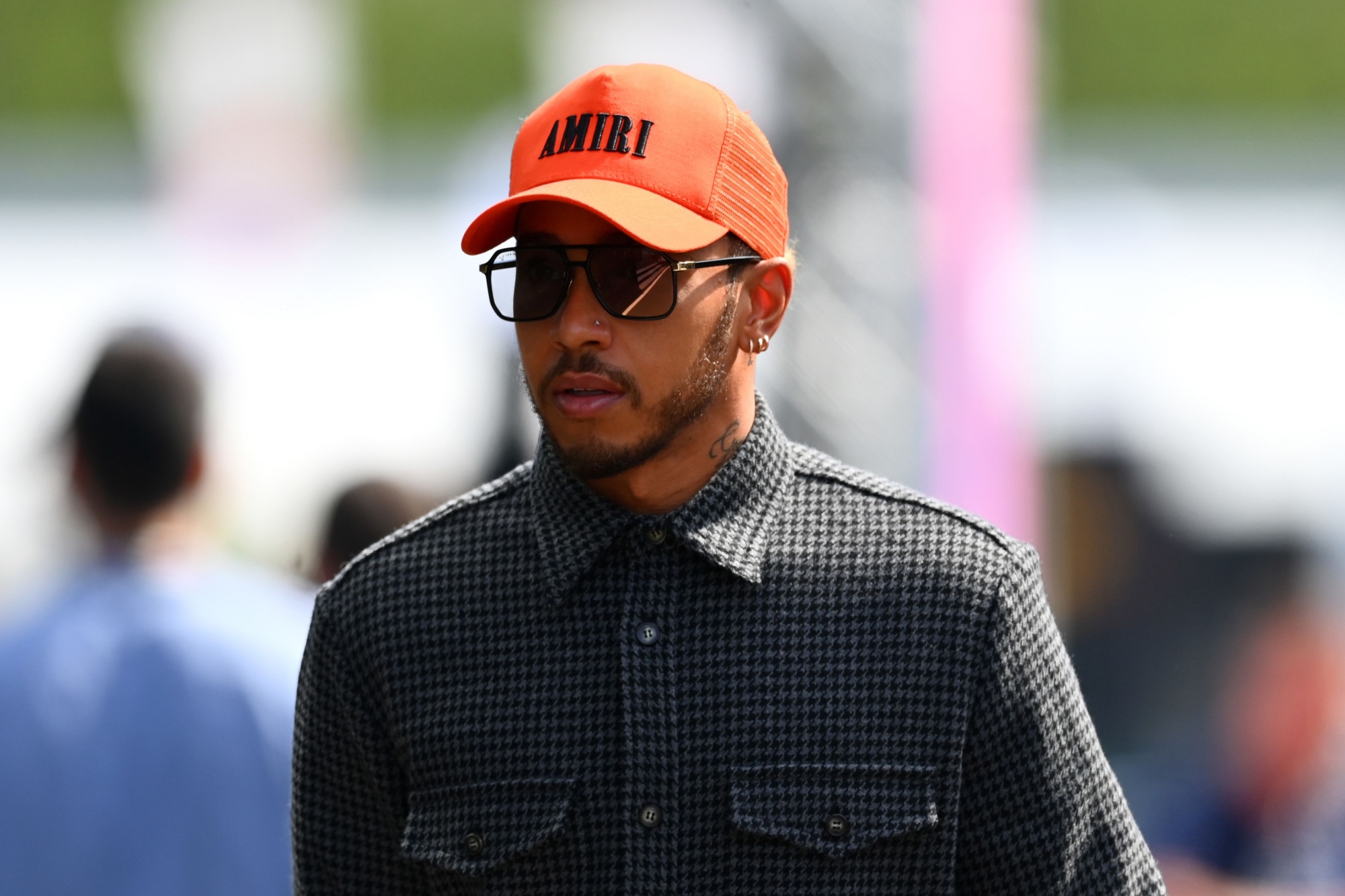 Lewis Hamilton mengenakan topi AMIRI