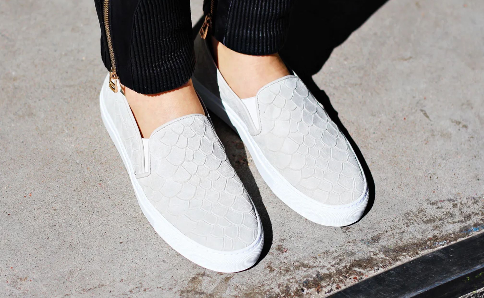 Slip-on sneakers yang simple