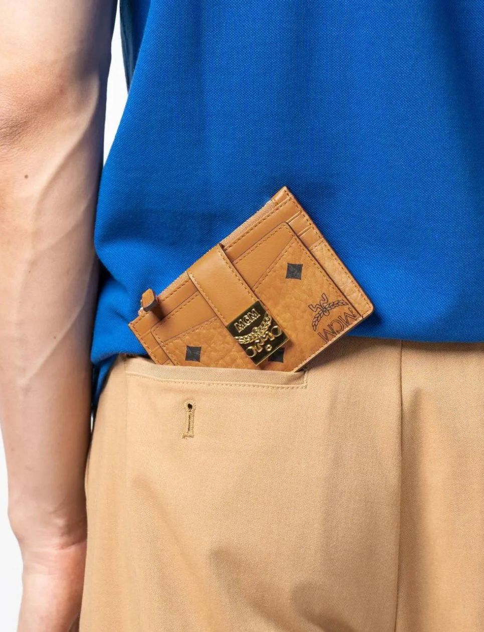 Lebih aman dalam membawa essential item dengan zip wallet