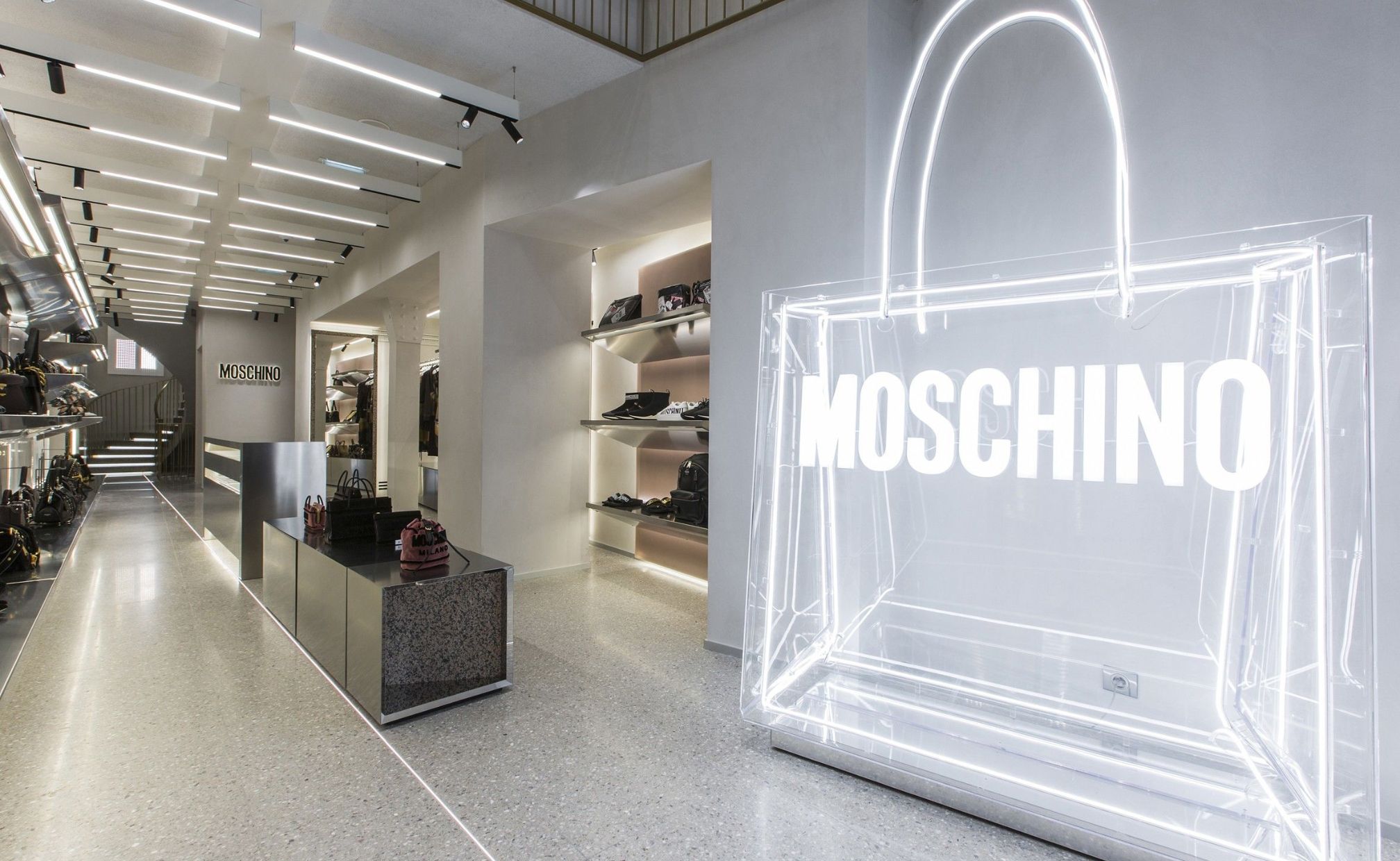 Butik Moschino dengan konsep sleek-nya