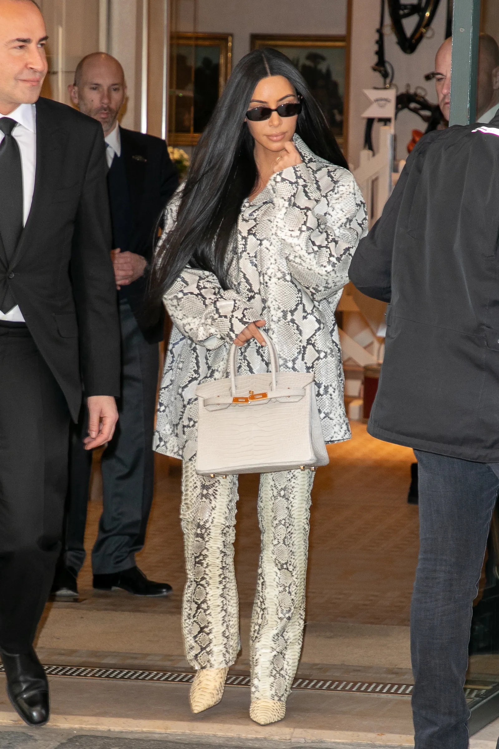 Kim Kardashian membawa tas Birkin dari Hermès