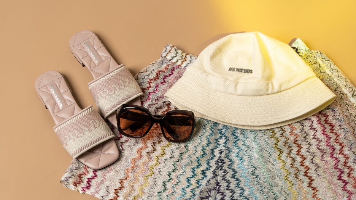 Tampil Stylish di Bawah Terik Matahari Dengan Rekomendasi Outfit Pantai untuk Wanita!