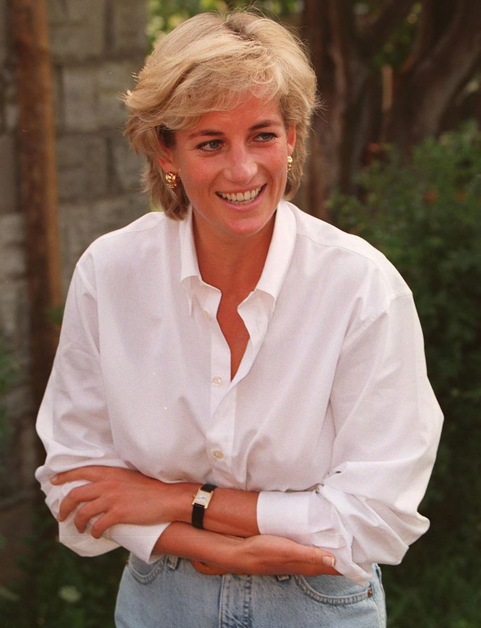 Tampilan outfit kemeja putih Princess Diana