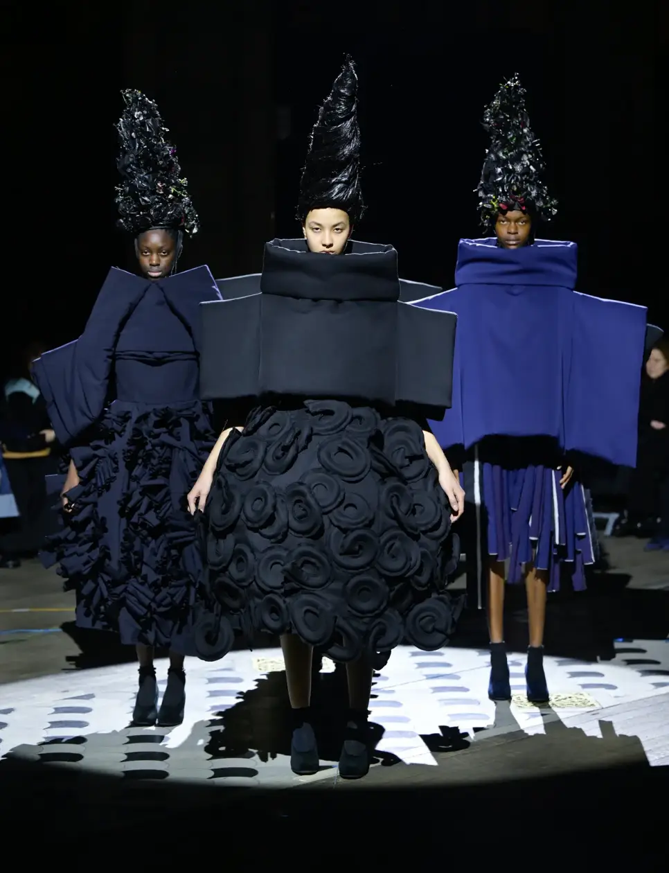 Tampilan avant-garde Comme des Garçons dari koleksi Fall 2023 mereka