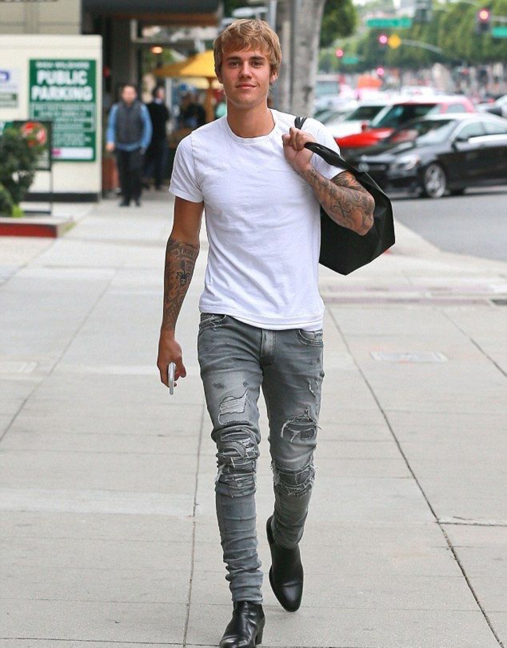 Justin Bieber mengenakan celana jeans AMIRI