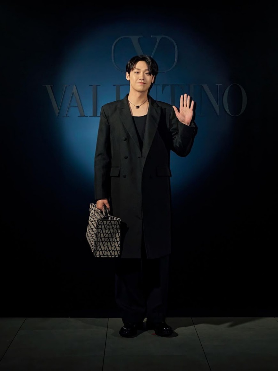 Tampilan Lee Do-hyun membawa tote bag dari Valentino
