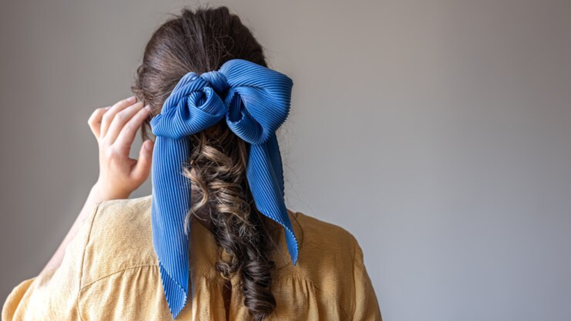 Trik styling rambut dengan scarf