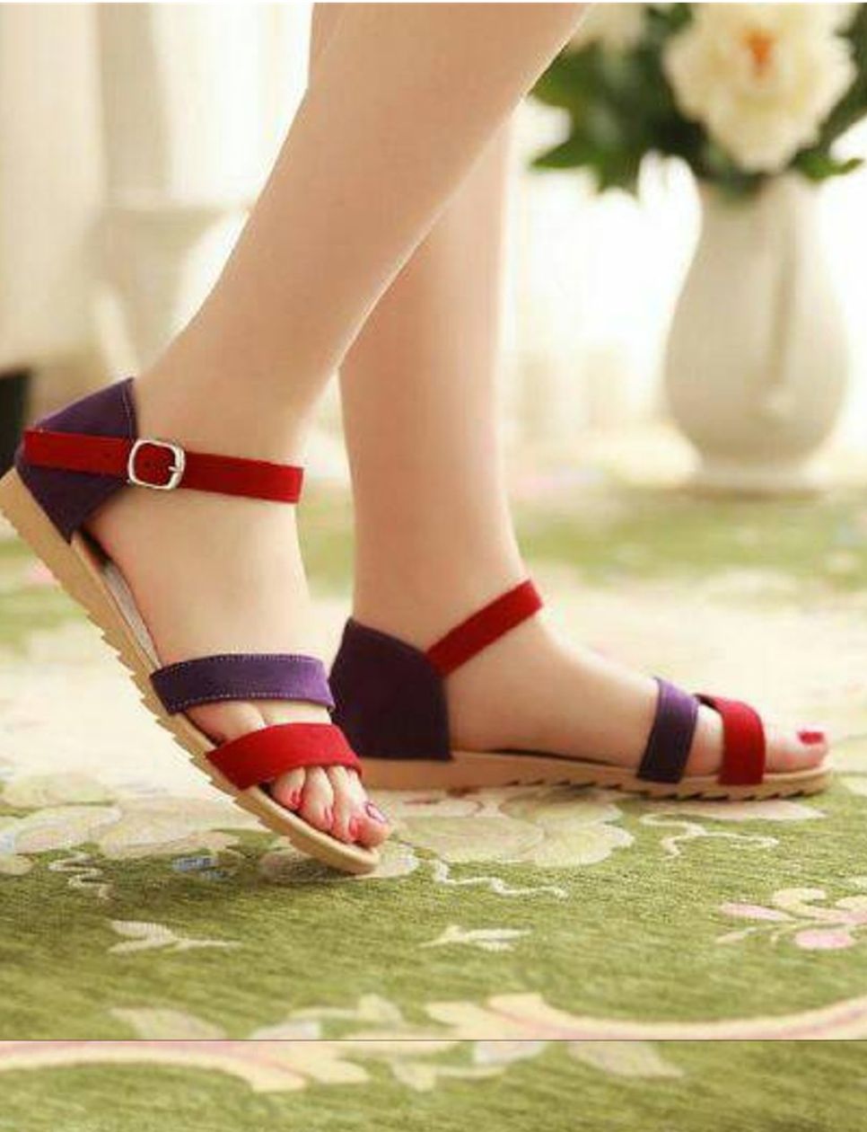 Flat sandal, andalan para wanita di semua occasion