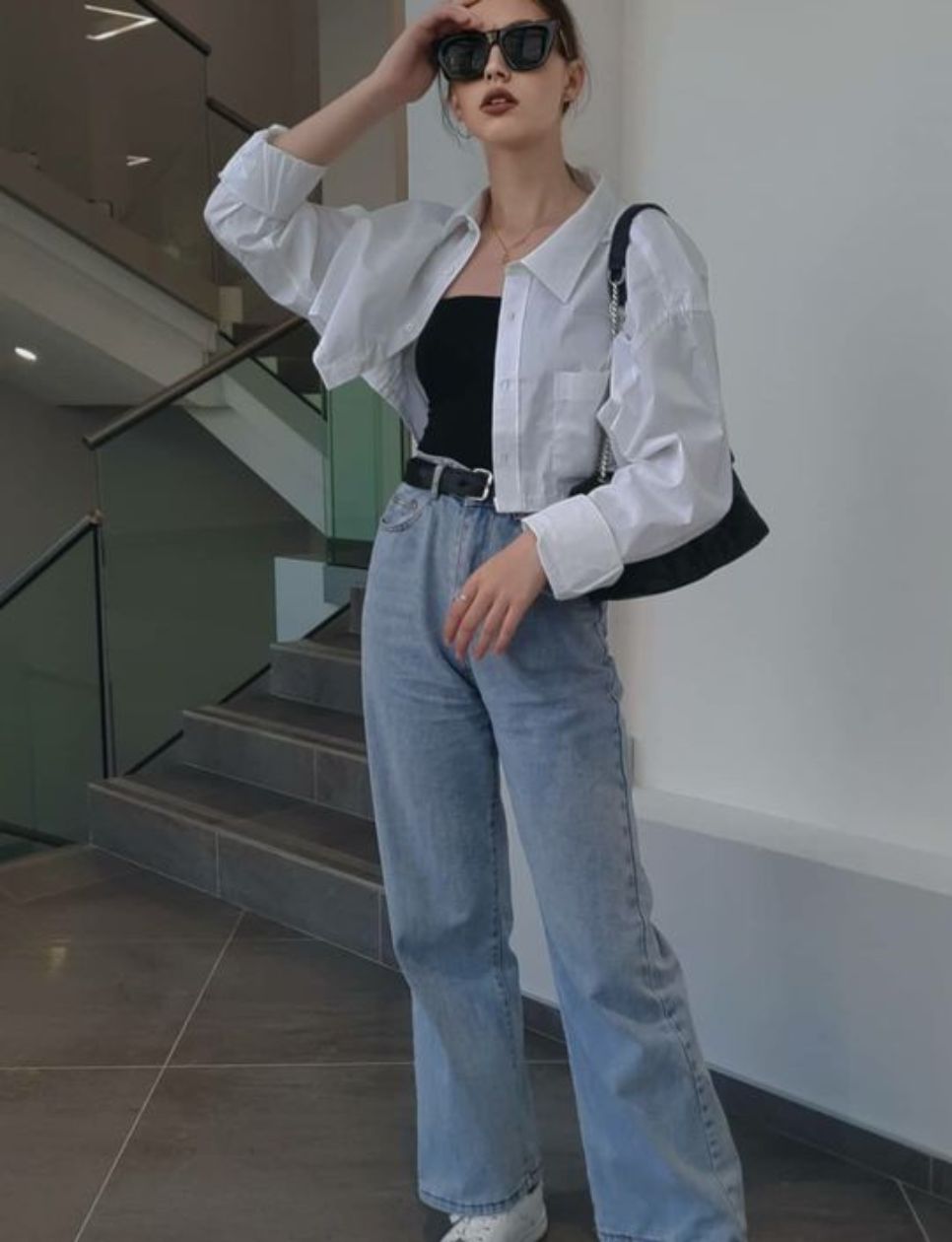 Tampil clean dan trendy dengan cropped shirt