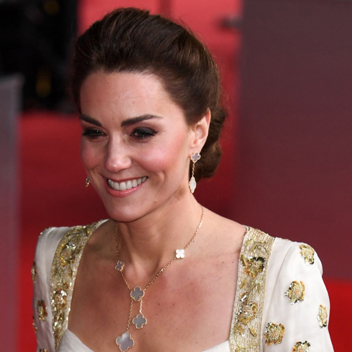 Kate Middleton mengenakan kalung Alhambra dari Van Cleef & Arpels